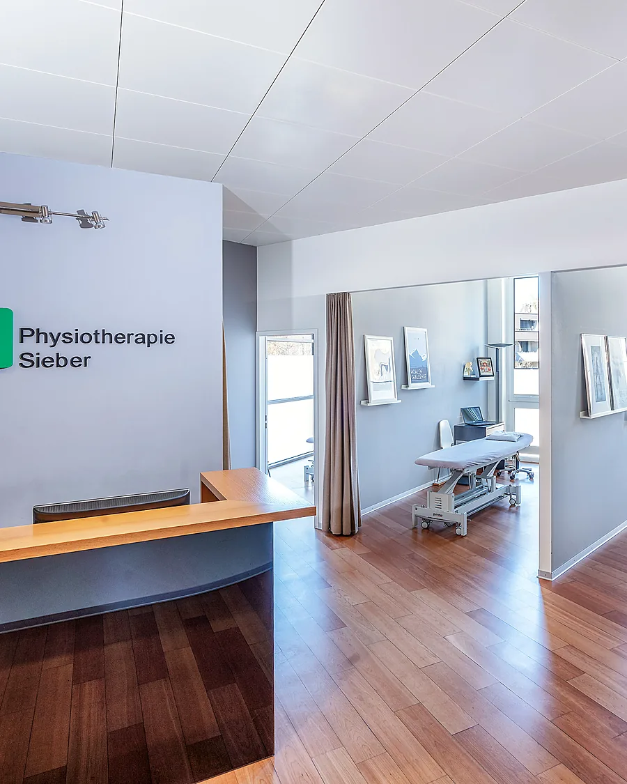 Empfang von Physio Sieber mit Logo an der Wand