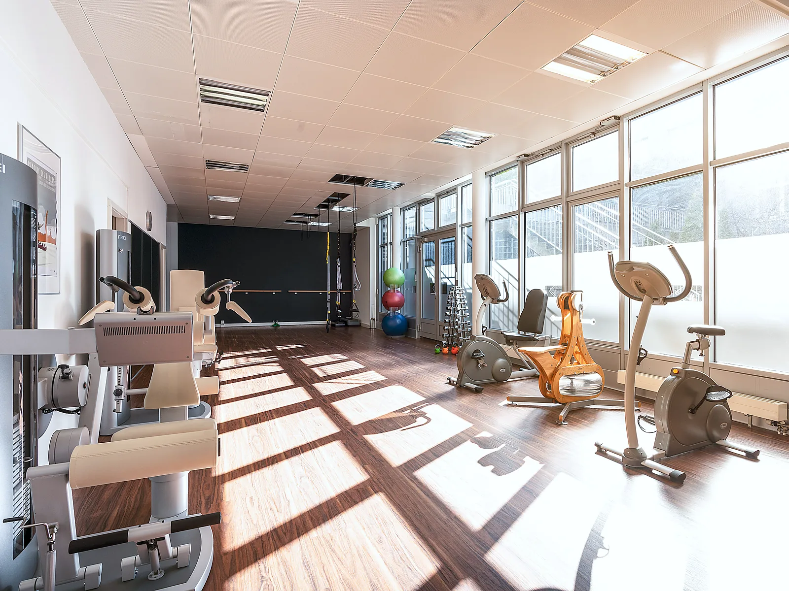 Heller Trainingsbereich von Physio Sieber mit Geräten für die Medizinische Trainingstherapie