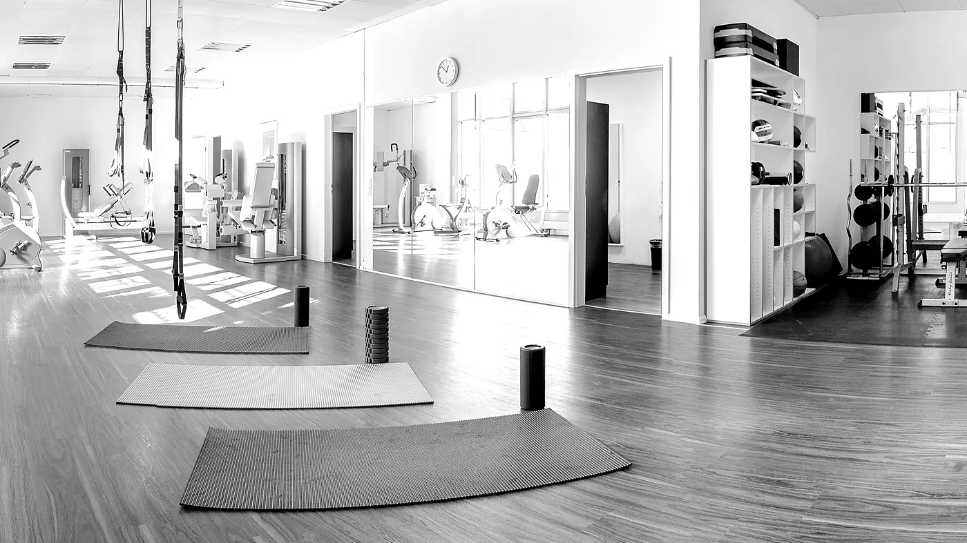 Trainingsraum von Physio Sieber mit grossen Fenstern