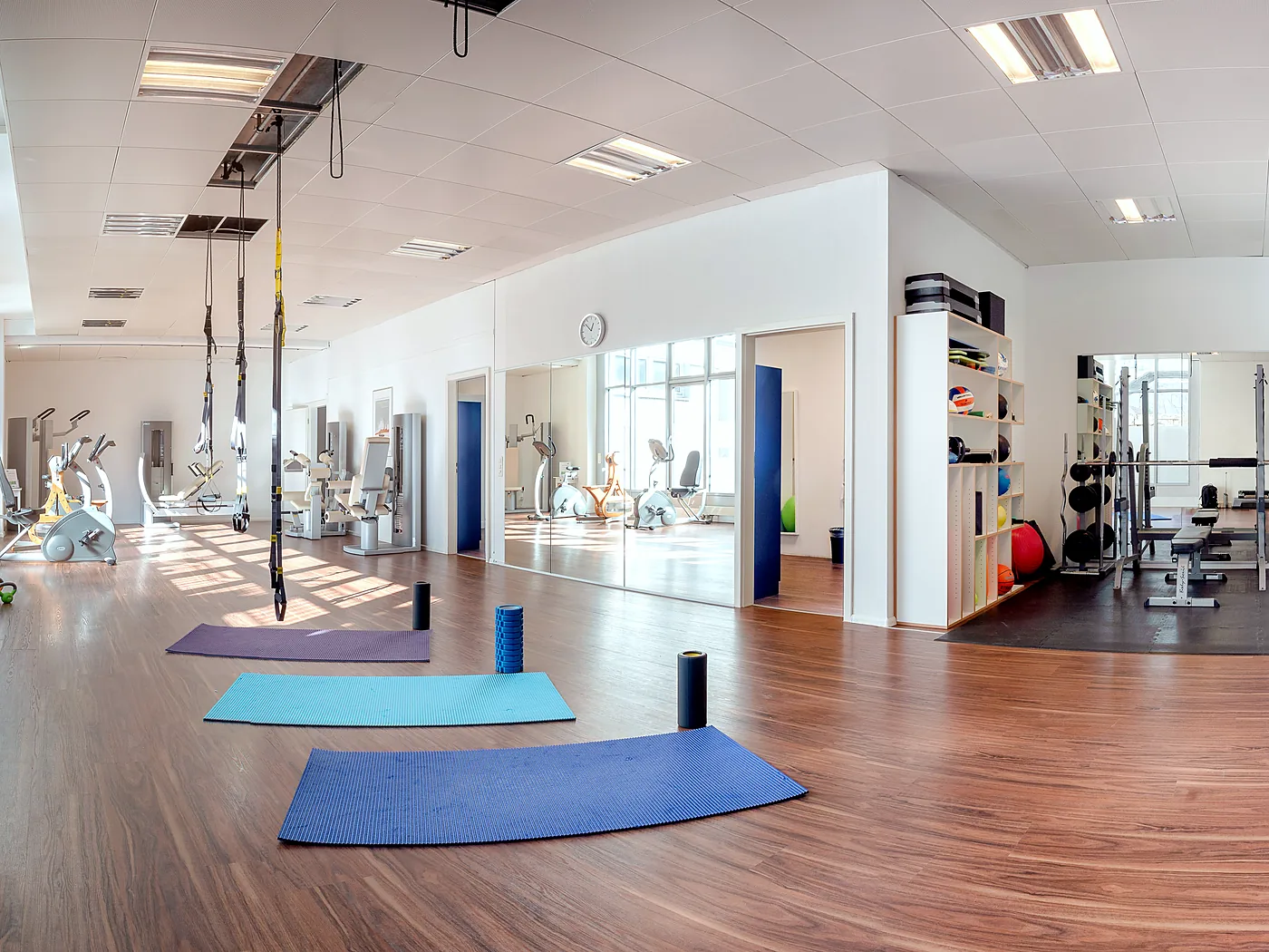 Trainingsbereich mit Gymnastikbällen, Matten und Seilzug
